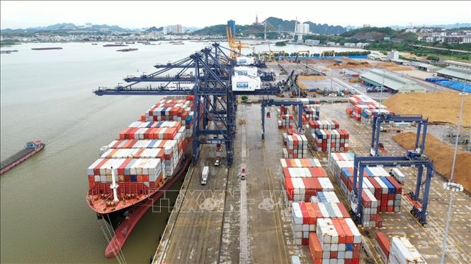 Quang Ninh un navire d un tonnage de plus de 50 000 tonnes mouille au port de Cai Lan